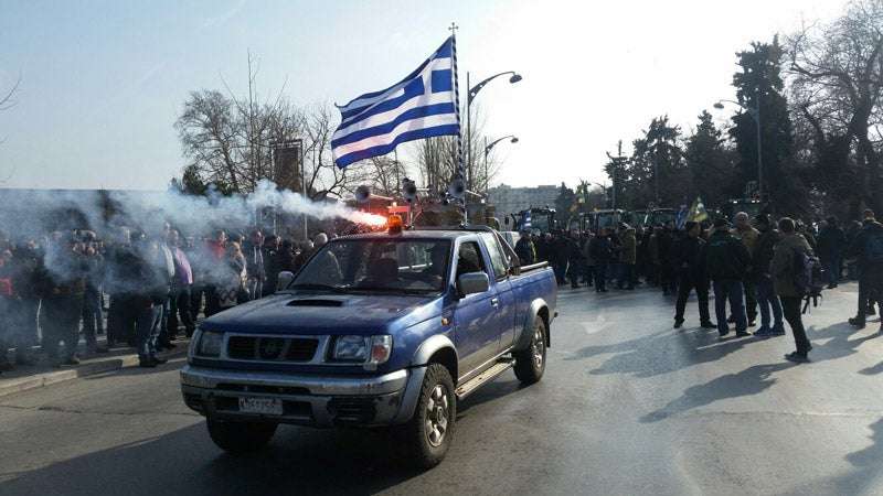 ΤΩΡΑ: Σοβαρά επεισόδια μεταξύ αγροτών και ΜΑΤ στη Θεσσαλονίκη